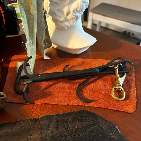 WROUGHT IRON HOOKS (LOT OF THREE) WITH BRASS CARABINER - Picture 7 of 9